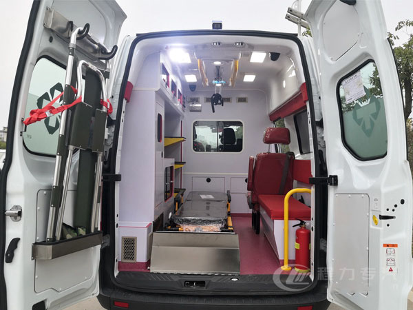 福特新全順V362中軸監(jiān)護(hù)型救護(hù)車(chē)